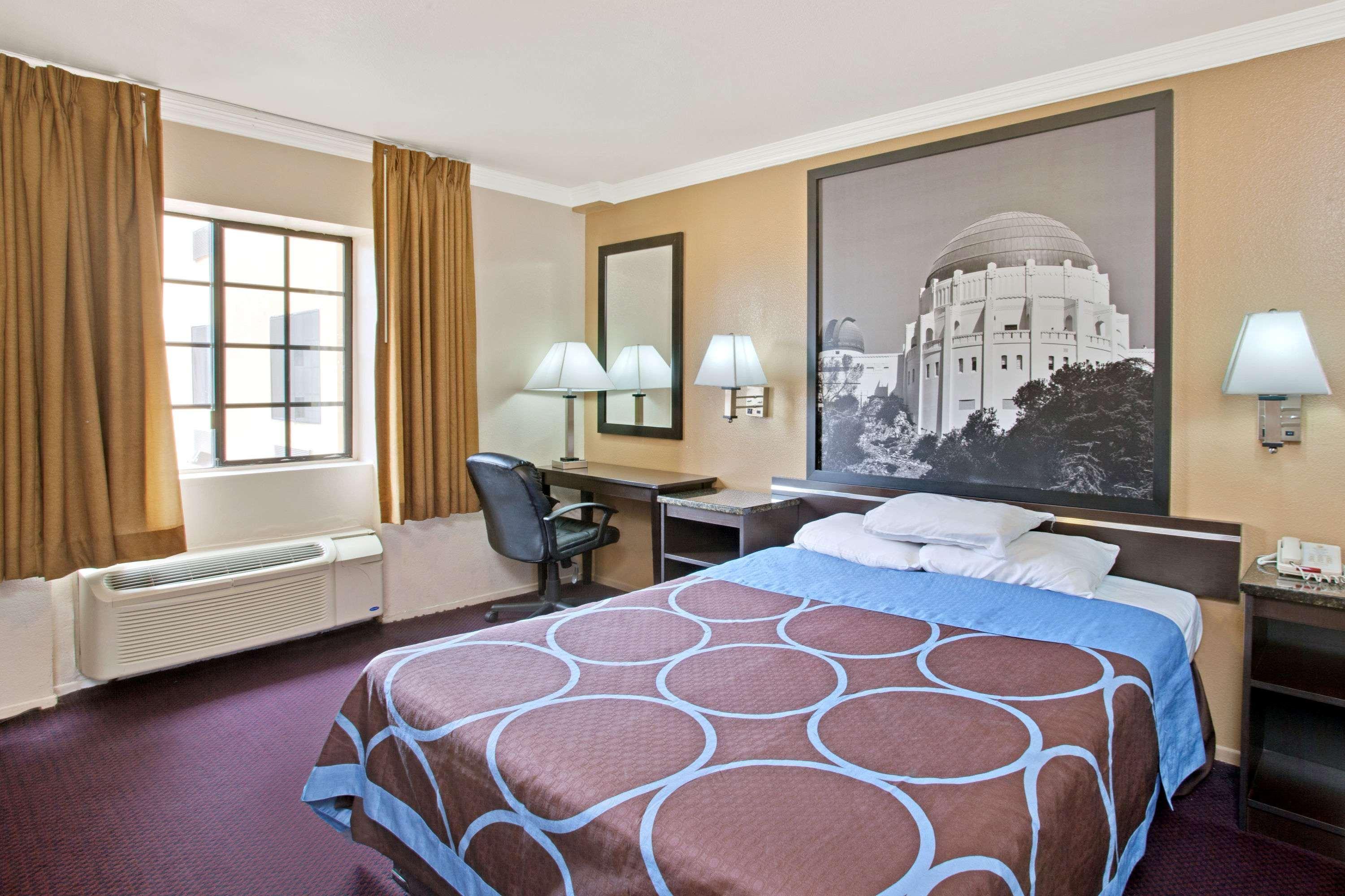 Super 8 By Wyndham Hollywood/la Area Los Angeles